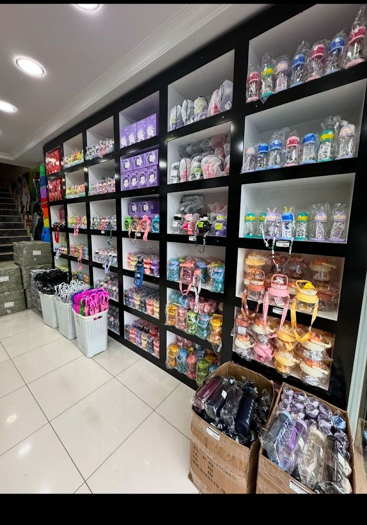 Öz Demirhan İthalat showroom shelving